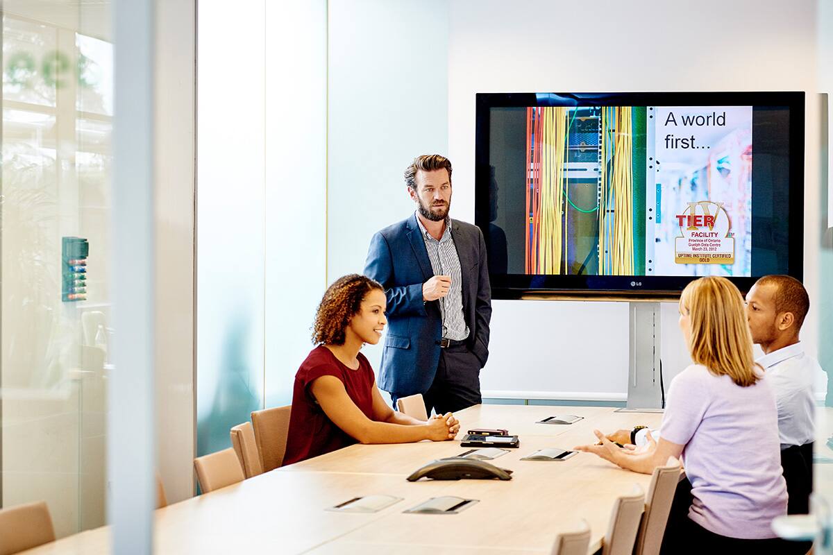 manpresentingmeeting
